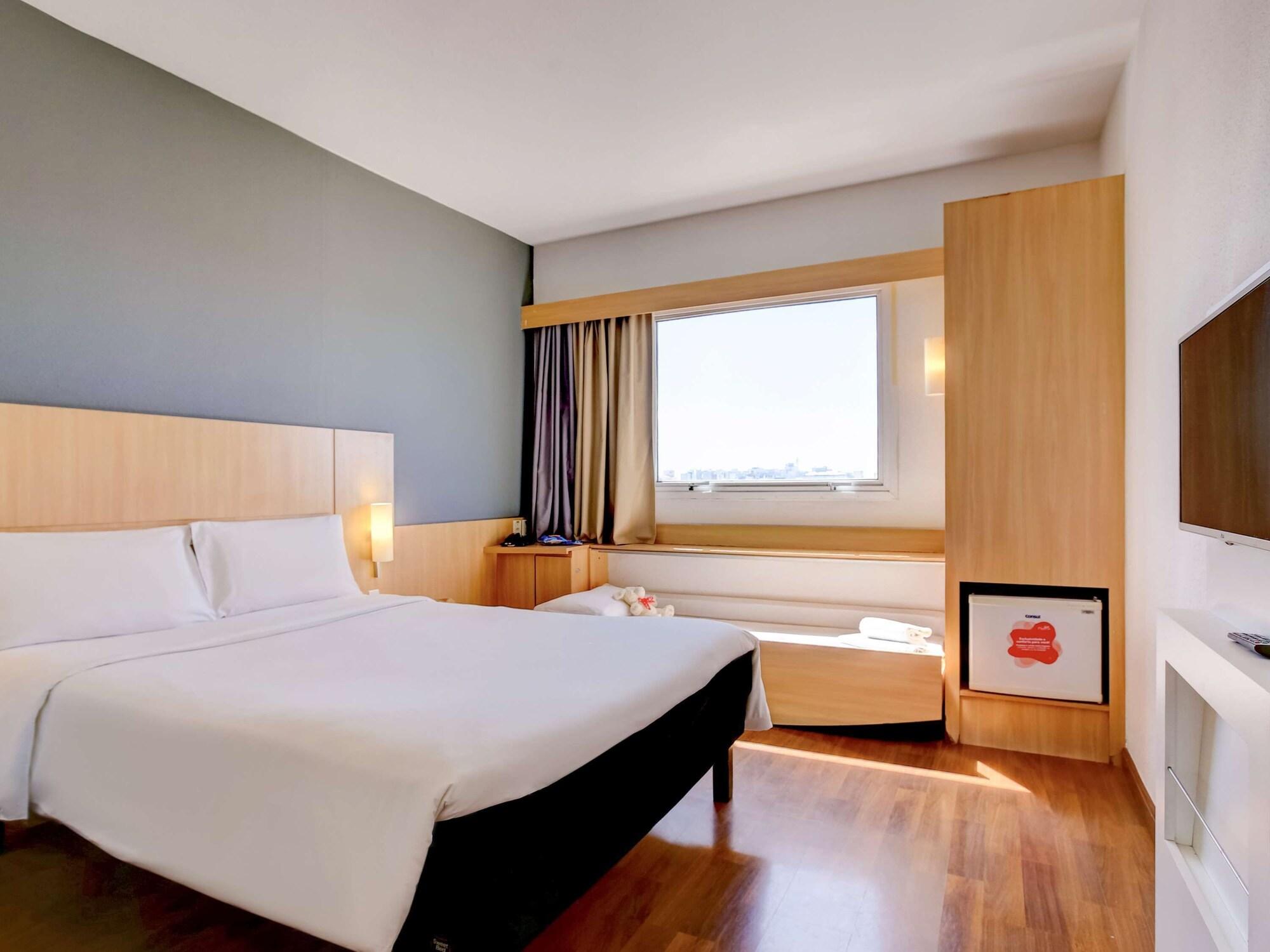 Ibis Vitoria Praia Do Canto Exterior foto